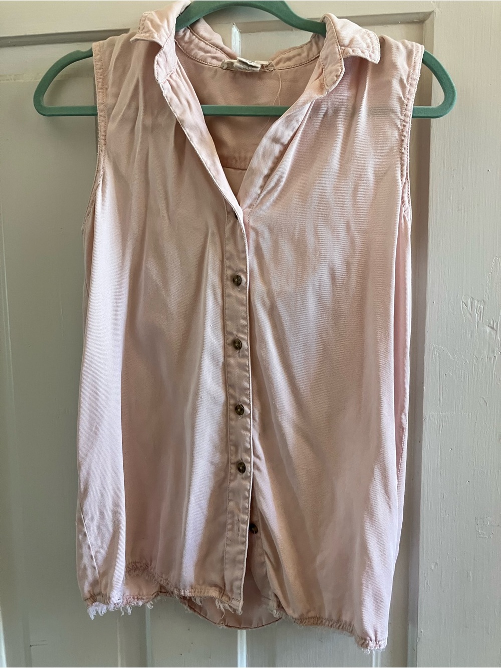 C&C California Pale Pink Sleeveless Button-Down Blouse